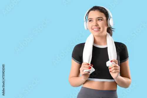 Sporty young woman in headp...