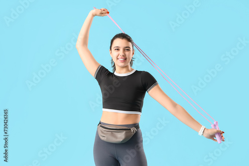 Young woman in sportswear w...