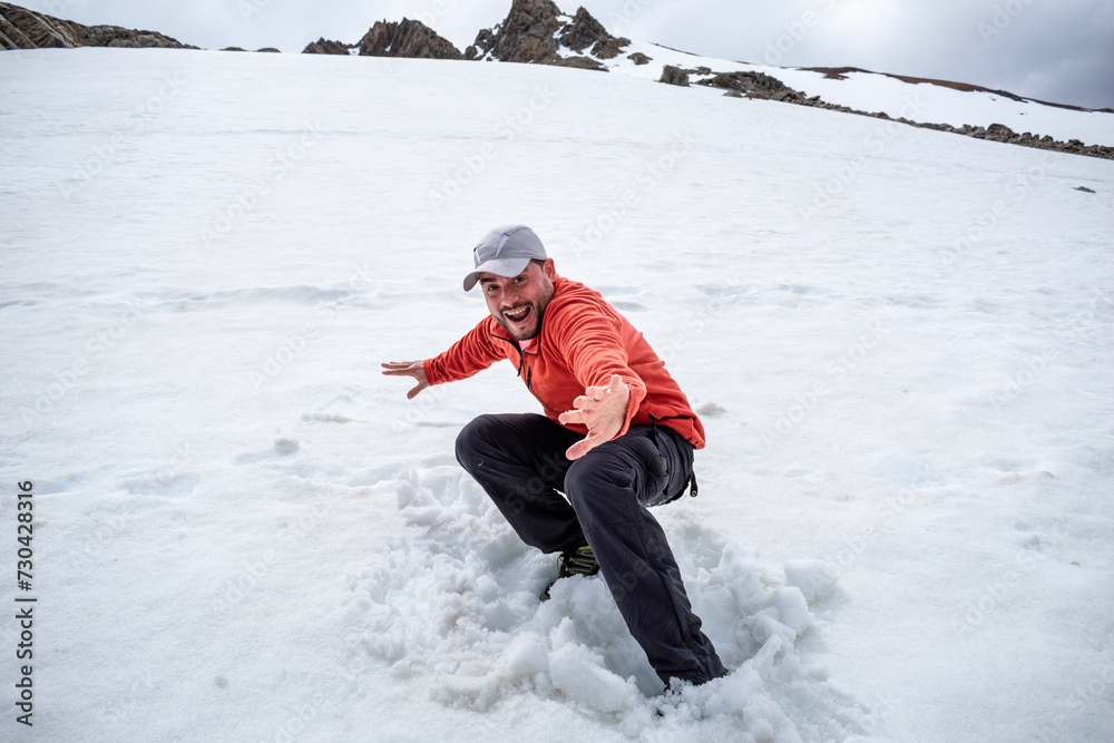 Hombre jugando y divirtiéndose en las montañas nevadas de la Patagonia Argentina