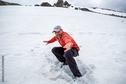 Hombre jugando y divirtiéndose en las montañas nevadas de la Patagonia Argentina
