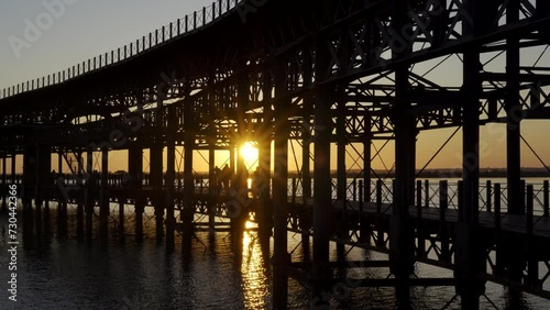 Wallpaper Mural (Time lapse) Atardecer en el Muelle de mineral de la compañía Riotinto, Huelva, Andalucía, España. Febrero de 2024. Torontodigital.ca
