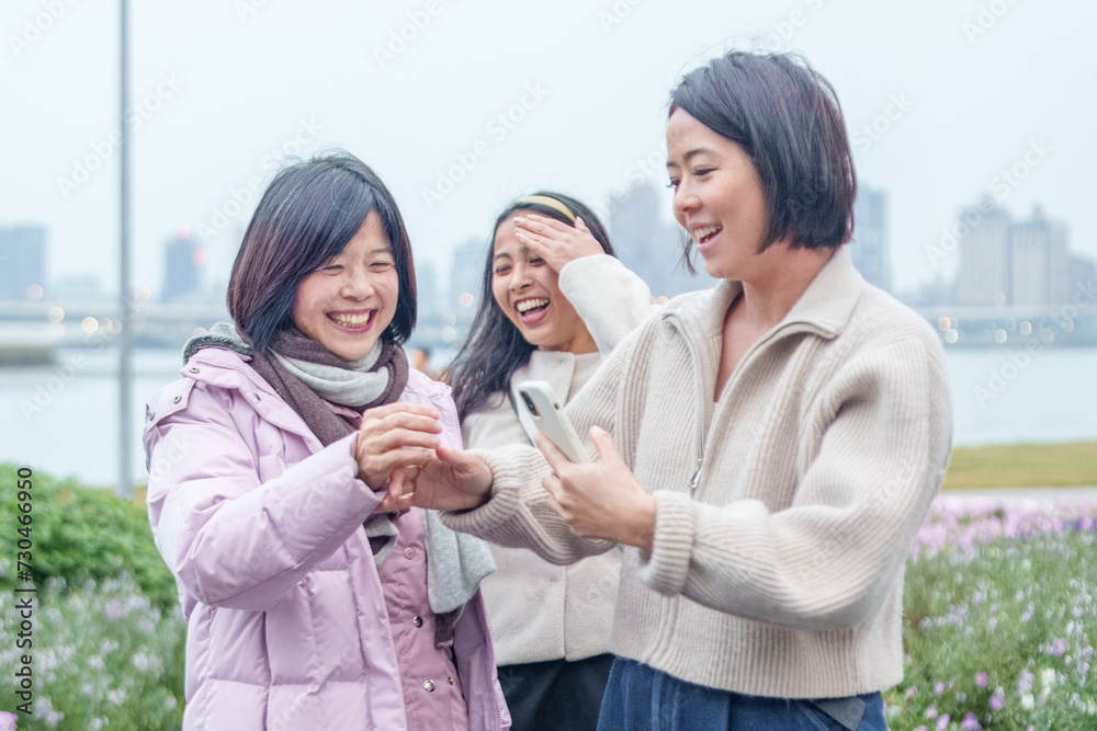 寒い冬の台湾台北市大同区の大きな公園で遊ぶ台湾人の家族 Taiwanese family playing in a big park in Datong District, Taipei City, Taiwan in the cold winter