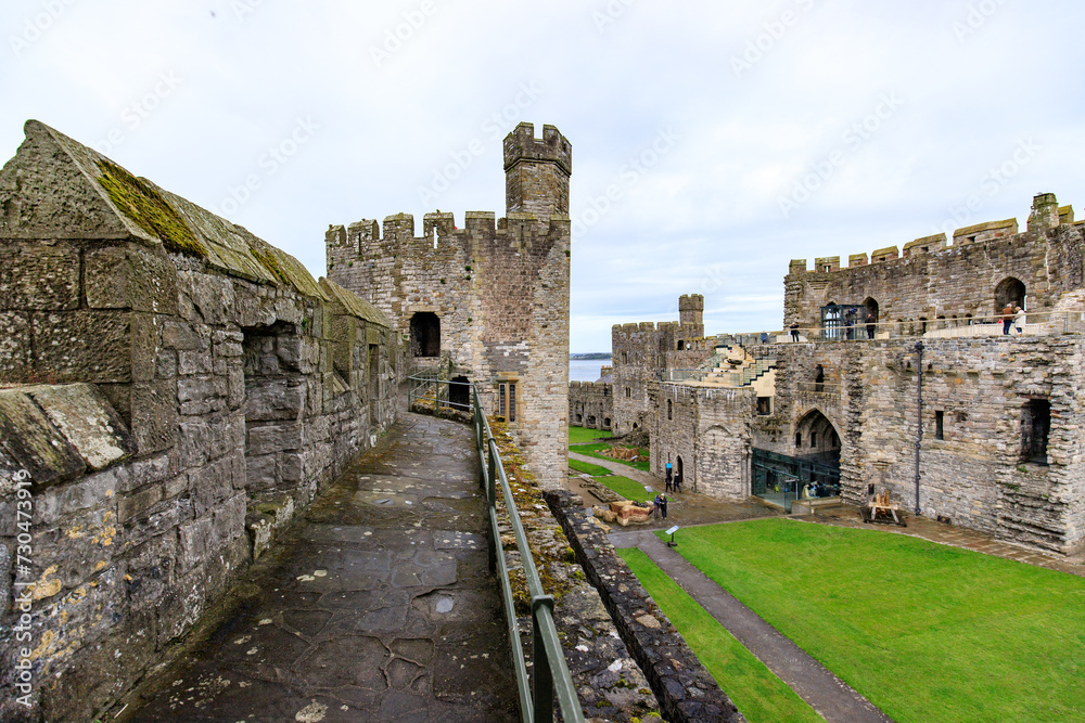 Obraz premium Caernarfon Castle Under the Cloudy Sky 