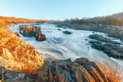 Tableau sur toile View of the Great Falls of the Potomac River at winter sunrise