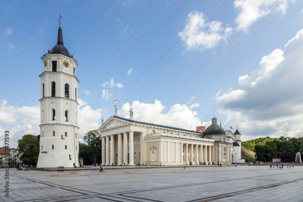 Glockenturm und Kathedrale in Vilnius auf dem Kathedralenplatz