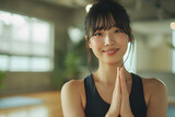 ヨガで心と体のバランスを整えるアジア人女性