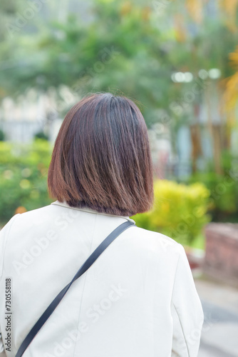 台湾台北市士林区の大きな公園で２０代の若い台湾人女性が散歩する風景 A young Taiwanese woman in her 20s taking a walk in a big park in Shilin District, Taipei City, Taiwan