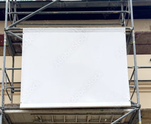 Obraz na płótnie Gerüstbanner mit Platz für Bannerwerbung an der Hausfassade w salonie