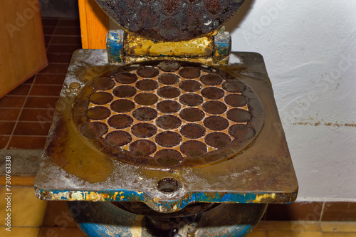 Obraz na płótnie Machine for pressing fresh dough into muffins. w salonie