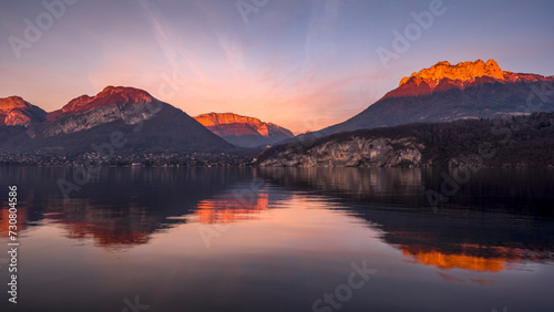 Paysage du lac d Annecy en Haute-Savoie au coucher du soleil en hiver entour   de montagne dans les Alpes fran  aises