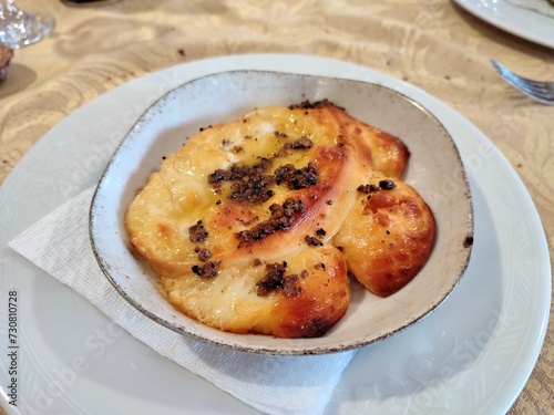 Obraz na płótnie Vinchiaturo - Caciocavallo al tartufo al Ristorante Il Risveglio dei Sapori w salonie