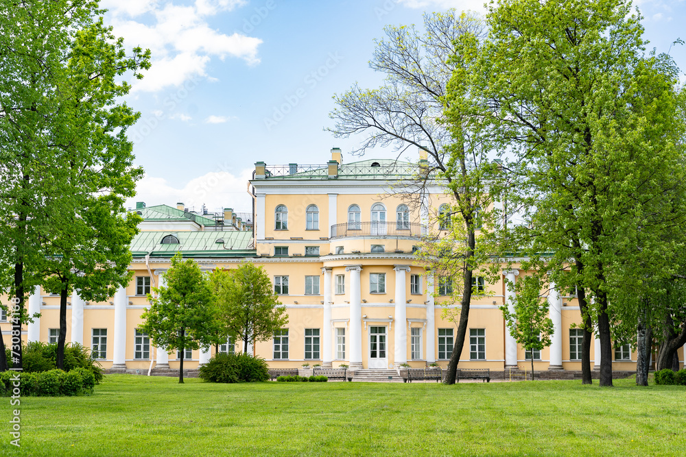 Obraz premium Polish garden and building of museum-Estate of G. R. Derzhavin, St. Petersburg