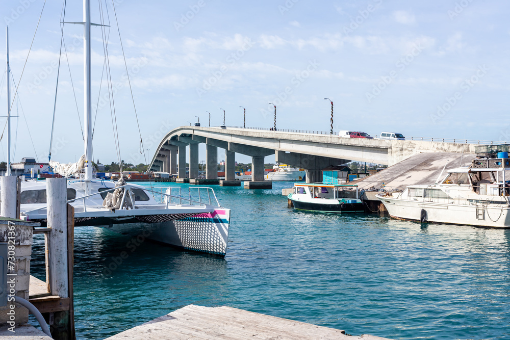 Fototapeta premium Bridge over the ocean strait connecting the city of Nassau with Paradise Island in Bahamas
