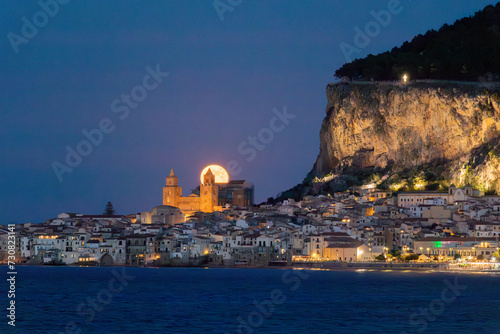 La luna sorge dietro la cattedrale di Cefalù