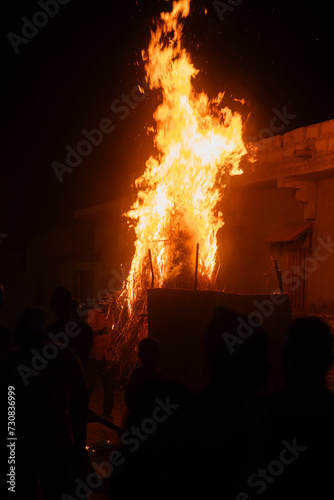 une case africaine en flamme dans un village lors d'une commémoration 