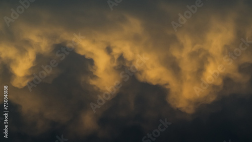 Ciel jaunâtre pendant le coucher du soleil, sous des nuages de type mammatus, après un orage