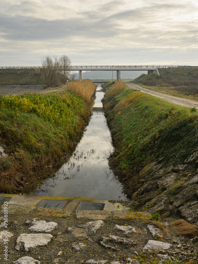 Fototapeta premium Canal and bridge near Arles in winter