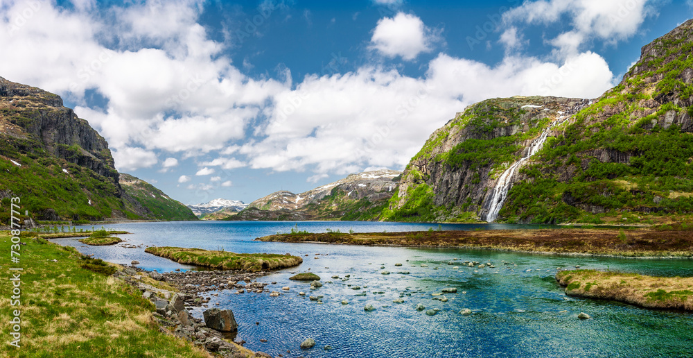 Wasserfall an einem See in Norwegen
