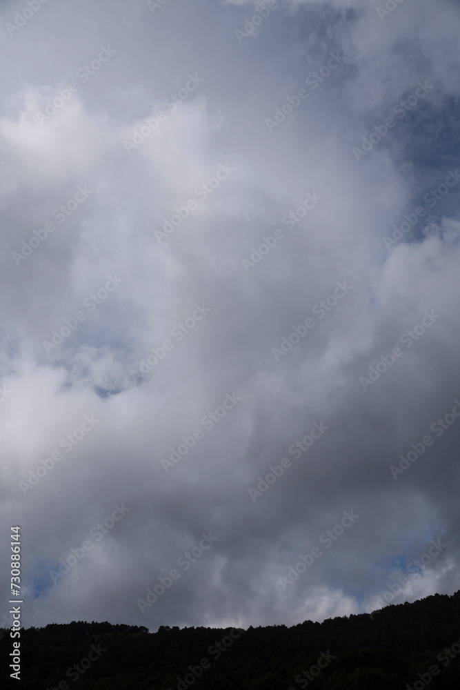 Cielo oscuro muy nublado vertical 2 Cielo oscuro muy nublado vertical 2