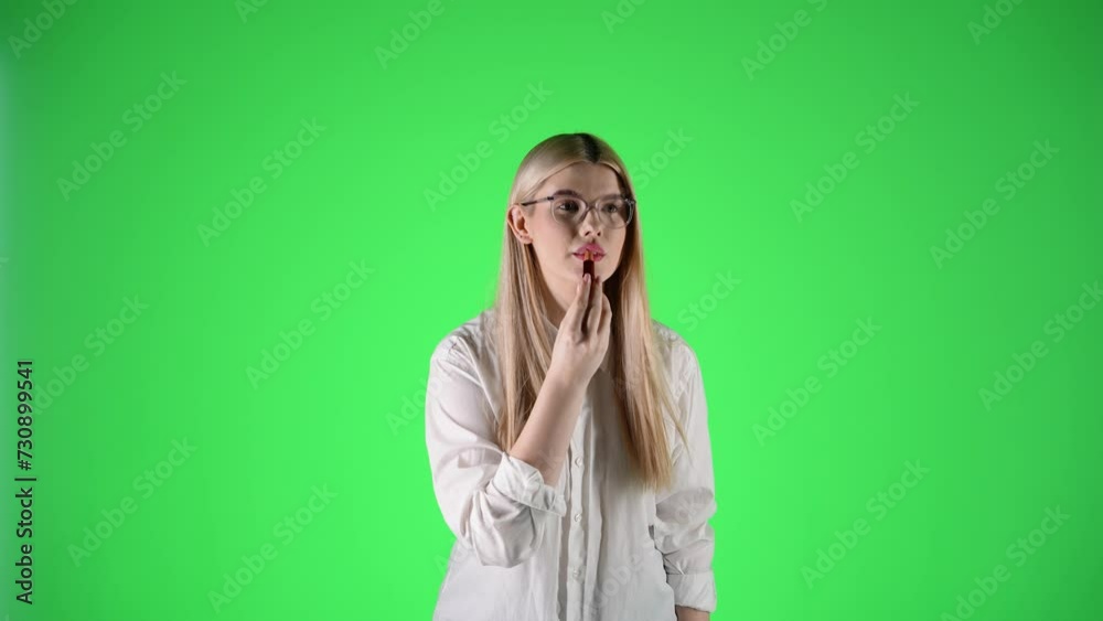 Atrakcyjna kobieta w okularach maluje usta czerwona szminką Atrakcyjna kobieta w okularach maluje usta czerwona szminką