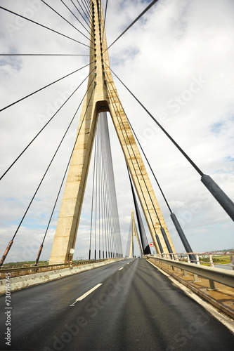 Pont international construit en 1991 sur le fleuve Guadiana, à la frontière entre l'Espagne (Ayamonte) et le Portugal (Castro Marim). Europe du Sud. Pont à haubans. © joserpizarro