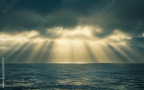 Raios solares brilhando no oceano 