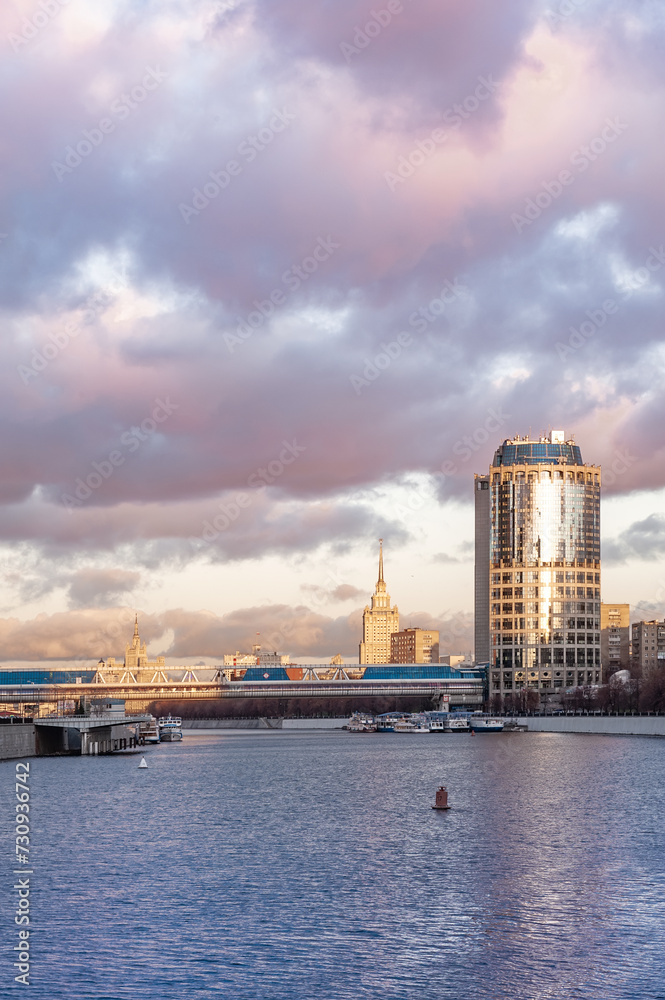 Naklejka premium Bagrationovsky bridge against the background of a beautiful sunset sky with clouds. Moscow. Russia