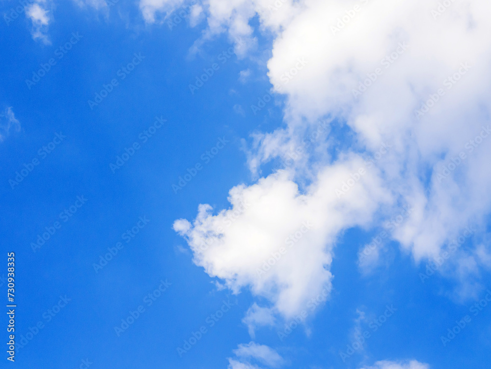 Obraz premium blue sky background with tiny white clouds