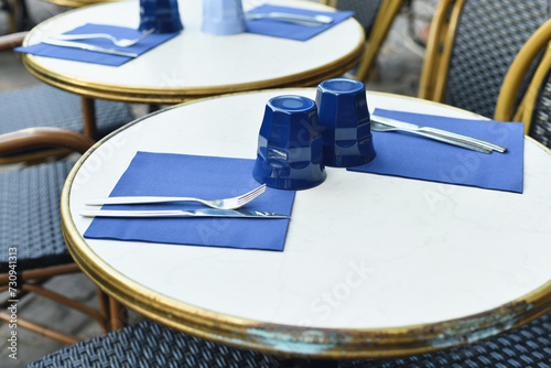 Foto Traditional Parisian small outside cafe with chairs