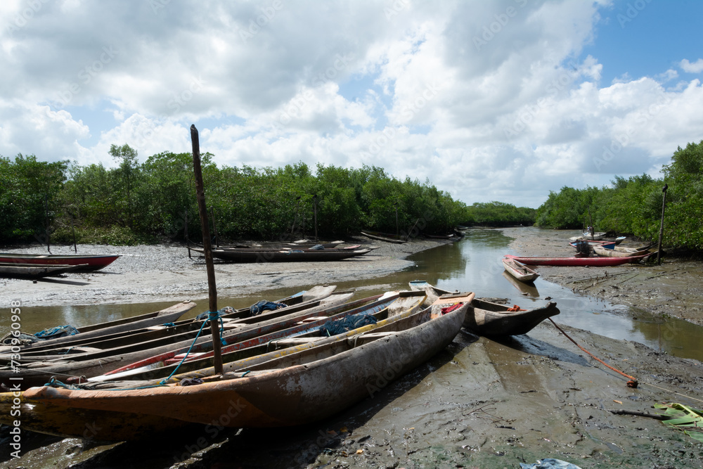 Obraz premium Several fishing canoes docked on the river in the Acupe district in the city of Santo Amaro, Bahia.