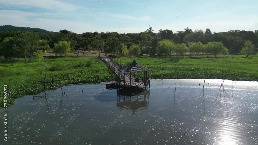 Muelle  paneo  en formato horizontal, Lago Ypacaraí  del Paraguay  con luz diurna 
