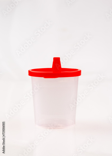 Urinprobenbecher 125 ml mit rotem Schnappdeckel