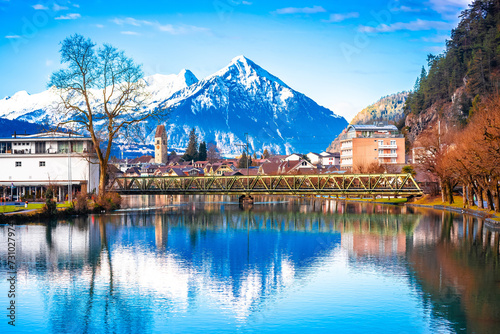 Obraz na płótnie Scenic town of Interlaken and Alpine landscape view w salonie
