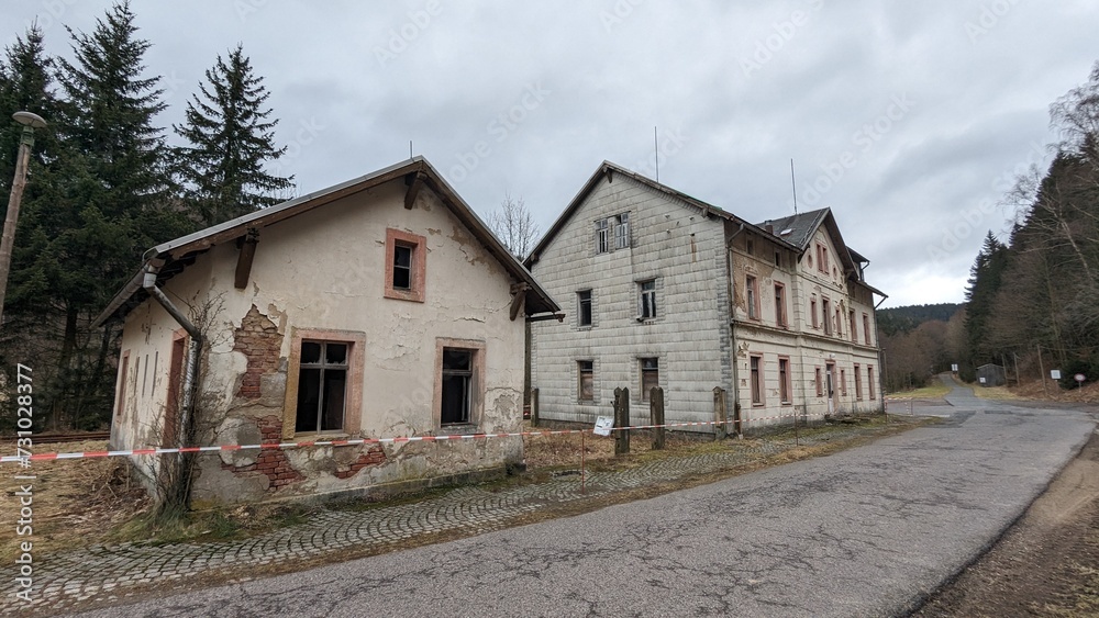 kaputtes, altes Bahnhofhaus mit Absperrung
