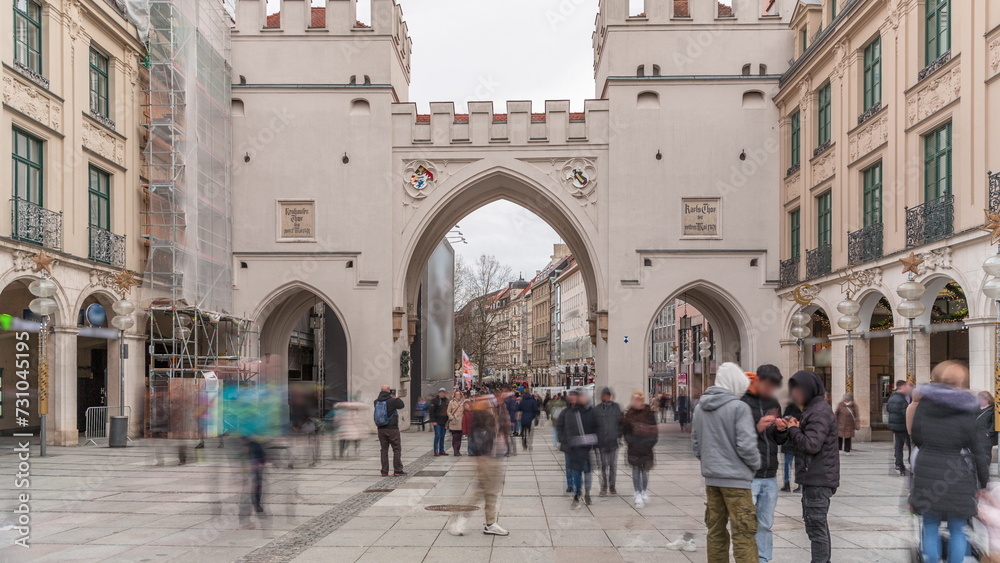 Obraz premium Karlstor in the old town of Munich timelapse with unidentified people walking on the street. Germany