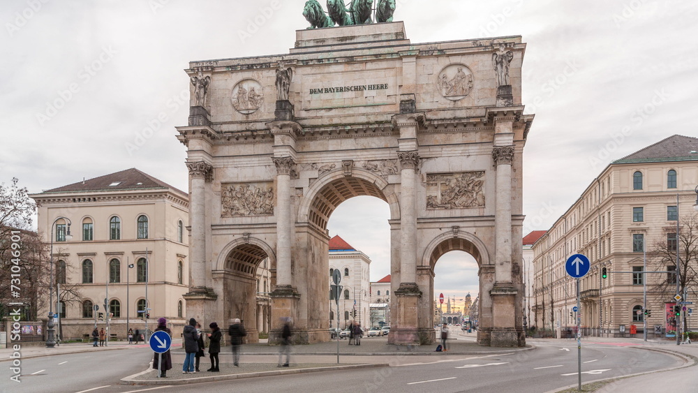 Obraz premium The Siegestor or Victory Gate in Munich is a memorial arch, crowned with a statue of Bavaria with a lion quadriga timelapse. Germany