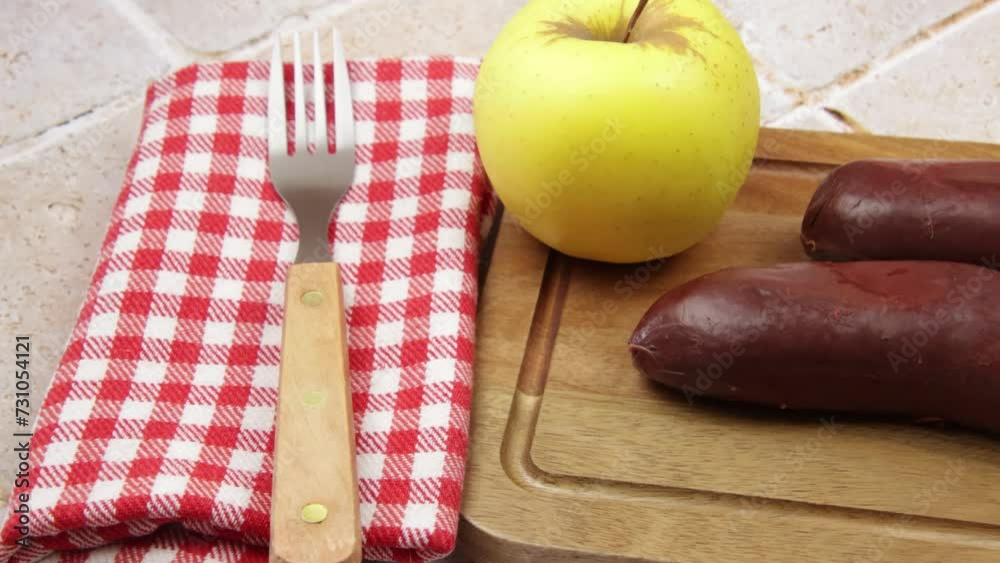 boudin noir cru sur une planche à découper