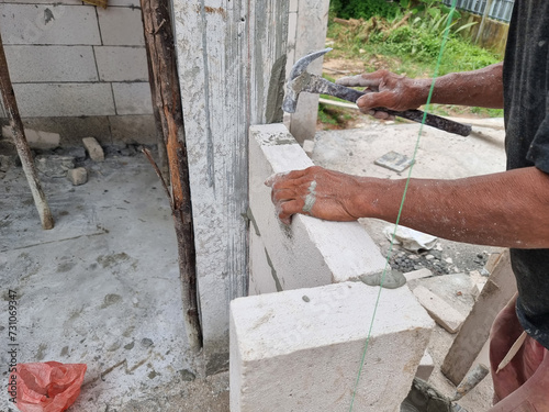 Laying bricks, entering the corners of bricks and orientation of brick construction used in the construction of houses and buildings