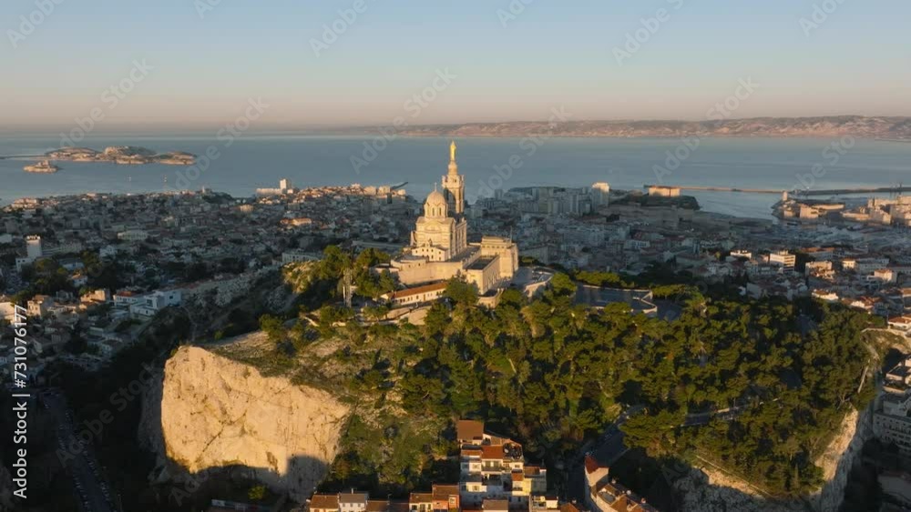 Vue aérienne de Marseille Notre Dame de La Garde