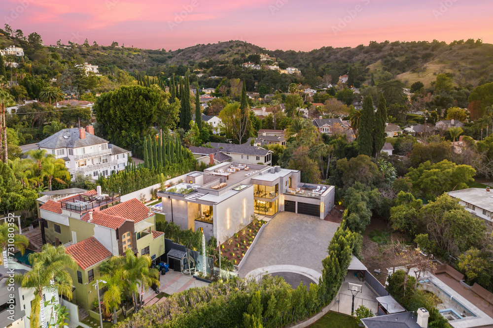 Obraz premium Multi-level hillside home nestled among trees
