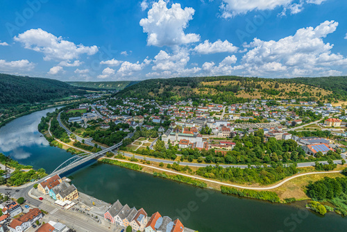 Die Stadt Riedenburg im niederbayerischen Altmühltal von oben, Blick auf die Stadtbezirke östlich der Altmühl © ARochau