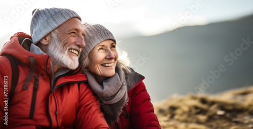 Un couple senior, heureux, amoureux, en randonnée dans la montagne, image avec espace pour texte.