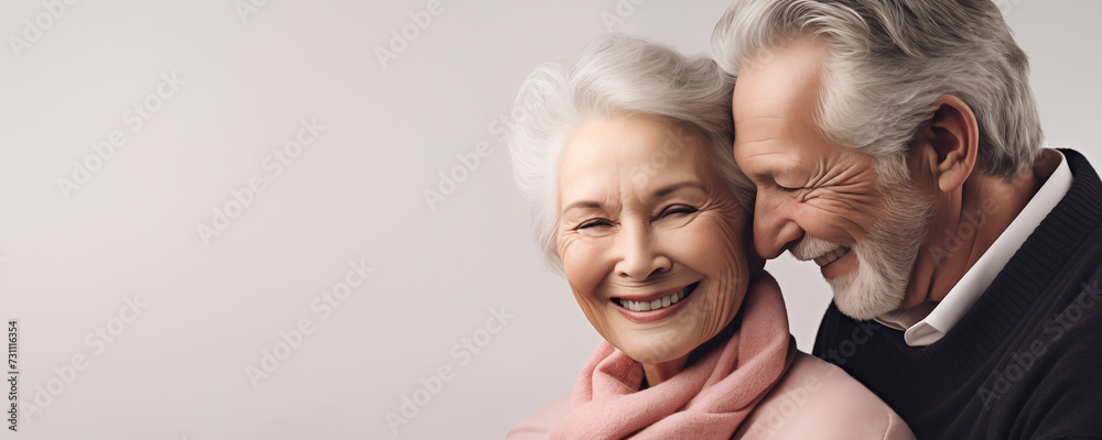 Un couple senior, heureux, amoureux, riant et partageant un moment de bonheur intense, arrière-plan gris, image avec espace pour texte. - obrazy, fototapety, plakaty 