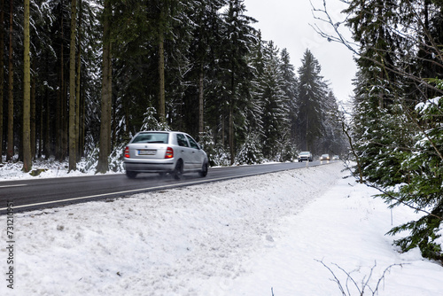 winterliche Verkehrsbedingungen auf einer Strasse im Erzgebirge 