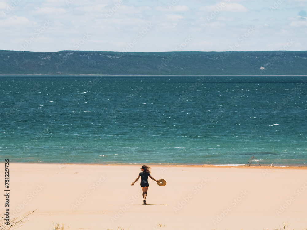 mulher caminhando na areia nas Dunas do Velho Chico, em casa Nova, Bahia, às margens do Rio São Francisco mulher caminhando na areia nas Dunas do Velho Chico, em casa Nova, Bahia, às margens do Rio São Francisco