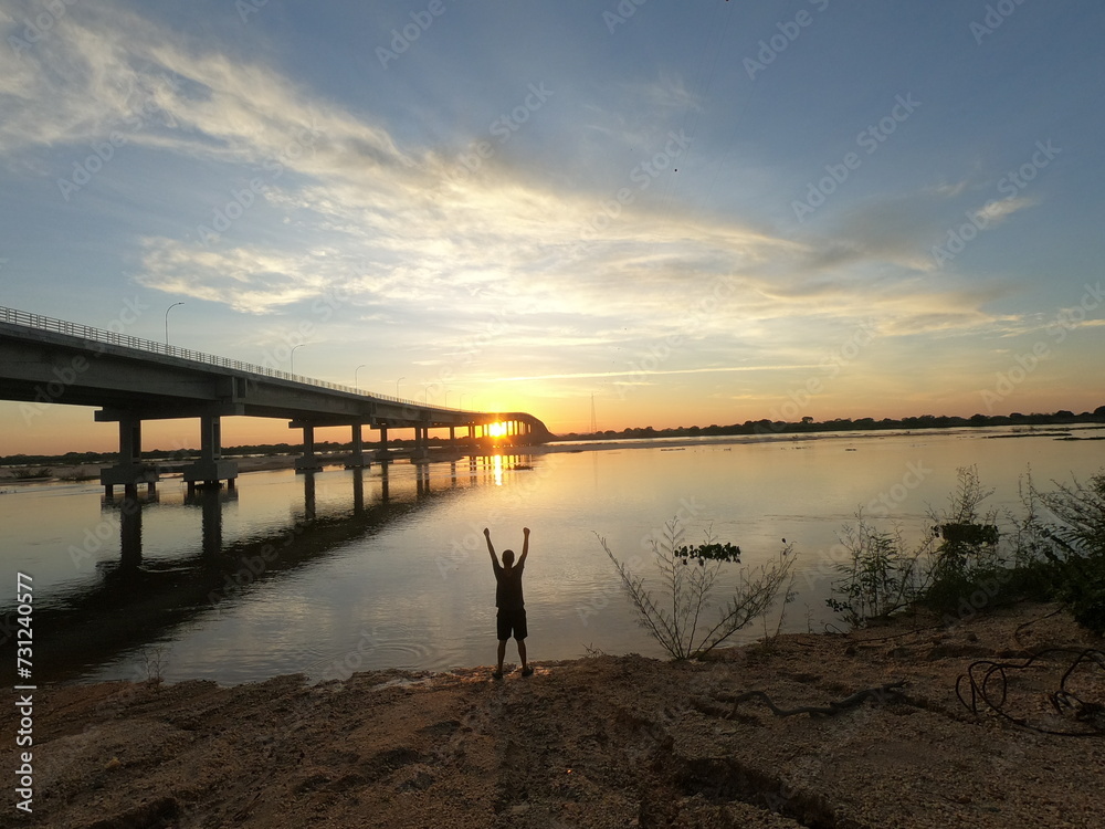 homem caminhando na beira do Rio São Francisco, em Barra, Bahia, no nascer do sol 