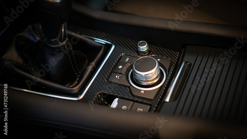Detalles interiores en consola central de vehículo con detalles en vinilo fibra de carbono © Andreww360