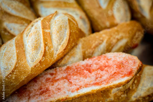 Panecillos de pan con tomate (pa amb tomàquet) listos para hacer bocadillos