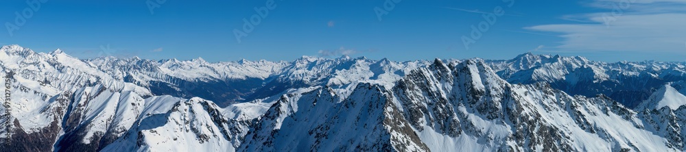 Winterpanorama Südtiroler Hochgrubachspitze  Richtung Steinbergspitze mit Zillertaler Südseite