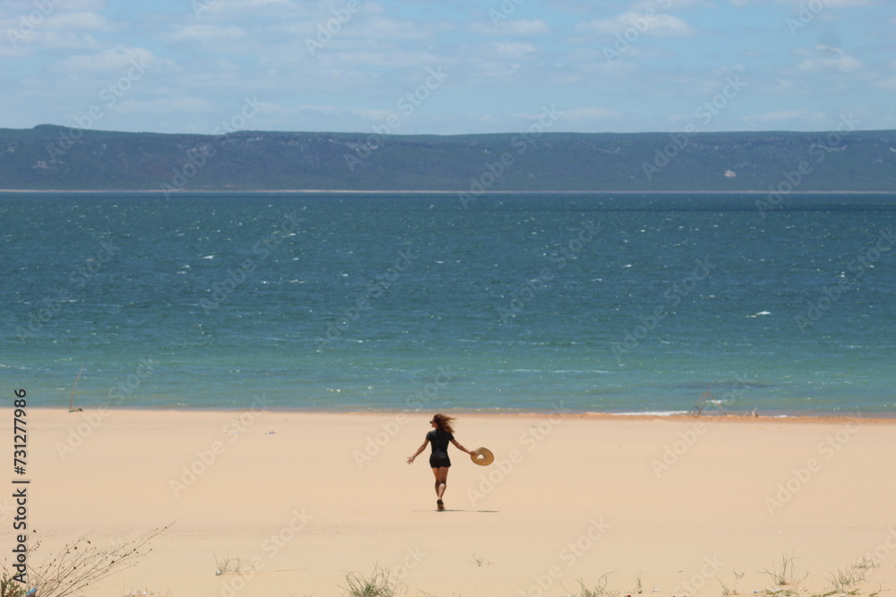 mulher caminhando na areia nas Dunas do Velho Chico, em casa Nova, Bahia, às margens do Rio São Francisco mulher caminhando na areia nas Dunas do Velho Chico, em casa Nova, Bahia, às margens do Rio São Francisco
